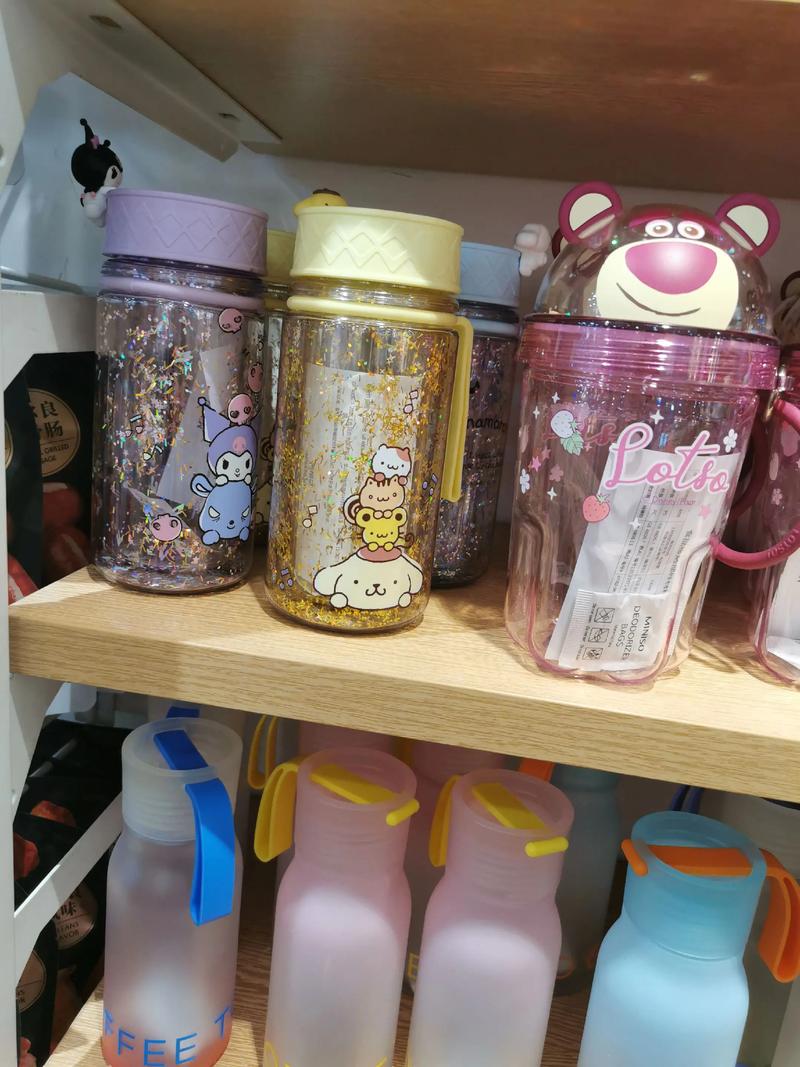 名創(chuàng)優(yōu)品三麗鷗系列提繩閃片塑料杯,金金閃閃的一看就有